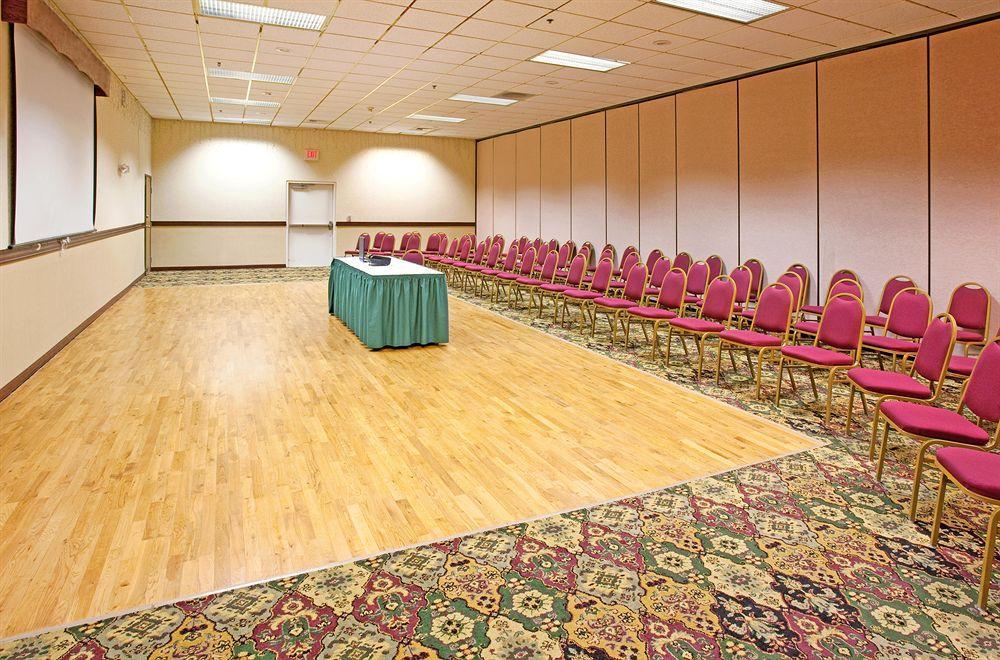 Country Inn & Suites By Radisson, Sidney, Ne Bagian luar foto